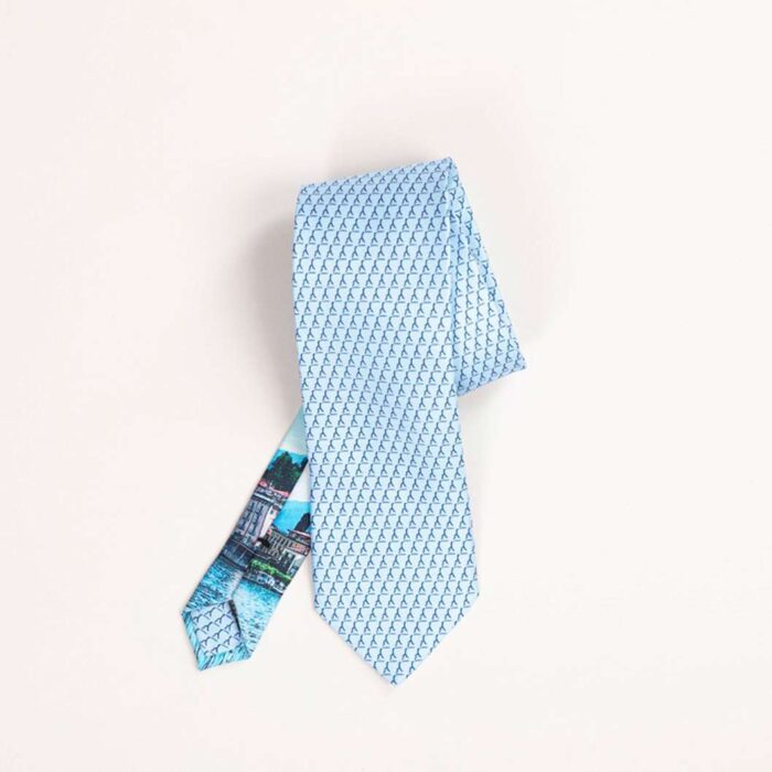 La seta del lago di como prodotti aquadulza cravata con logo azzurro cordino colorato