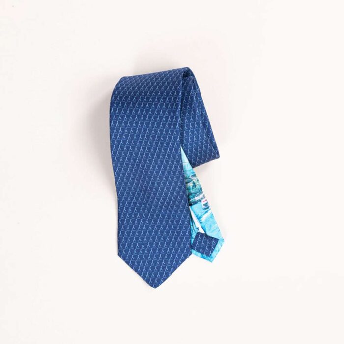 La seta del lago di como prodotti aquadulza cravata con logo blu cordino colorato