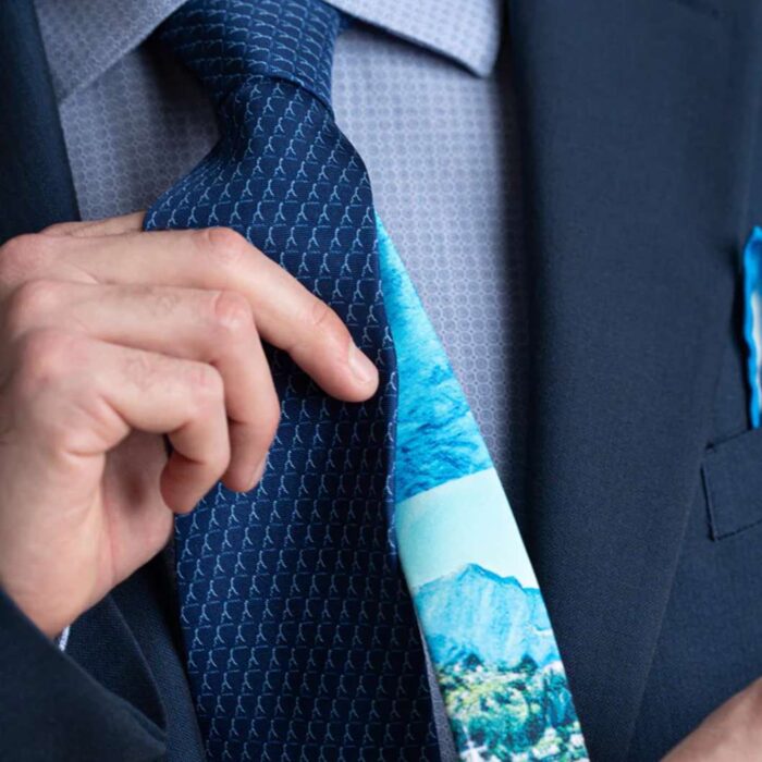 La seta del lago di como prodotti aquadulza cravata con logo blu cordino colorato